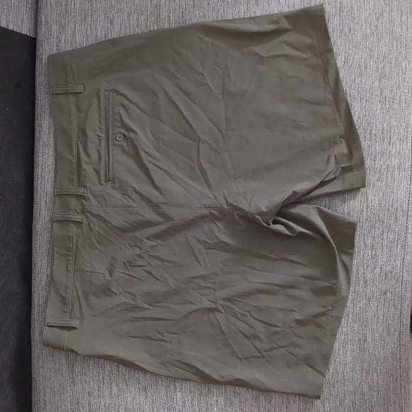 Rhone Men's Flat Front 8" Inseam Resort Short Survivor Green Size 38 NWT - Picture 2 of 5